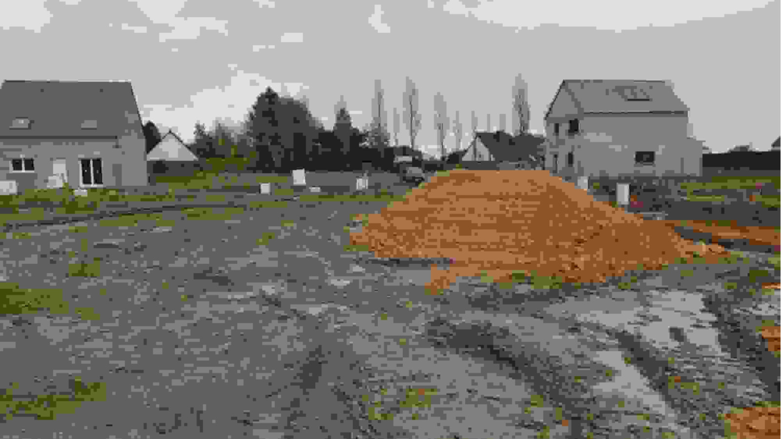 Terrain constructible de 281m2 à Crevin
