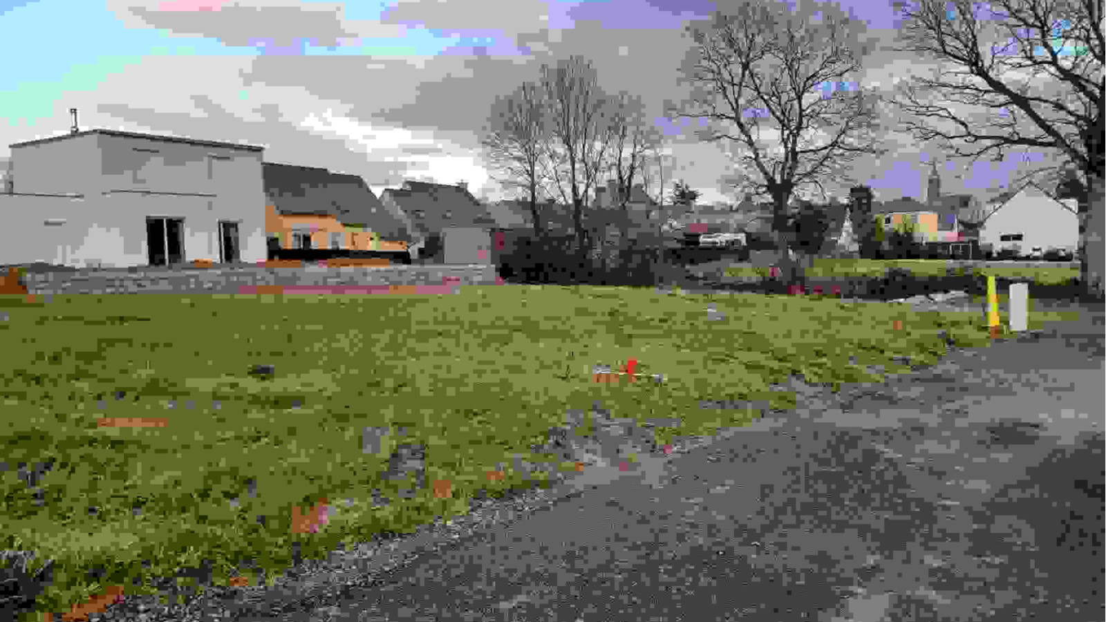 Terrain constructible de 461m2 à Dourdain
